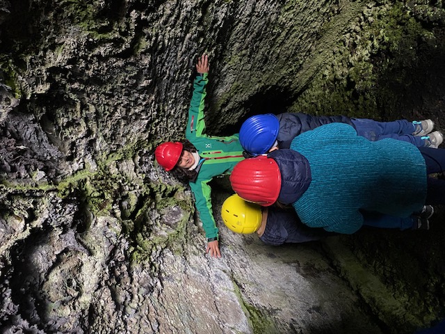 Exploración de la cueva lávica durante el tour familiar de Claire in Sicily